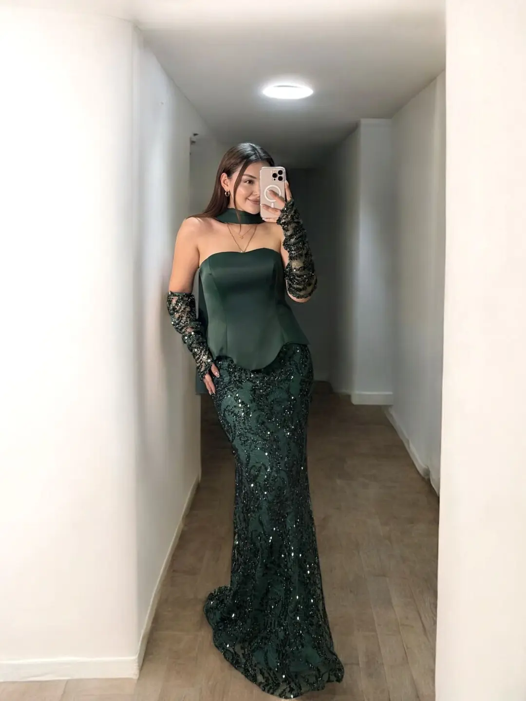 Ürün görseli: İrina Fular Ve Eldiven Detaylı Dantel Üzeri Payet İşlemeli Korseli Yeşil Abiye Elbise