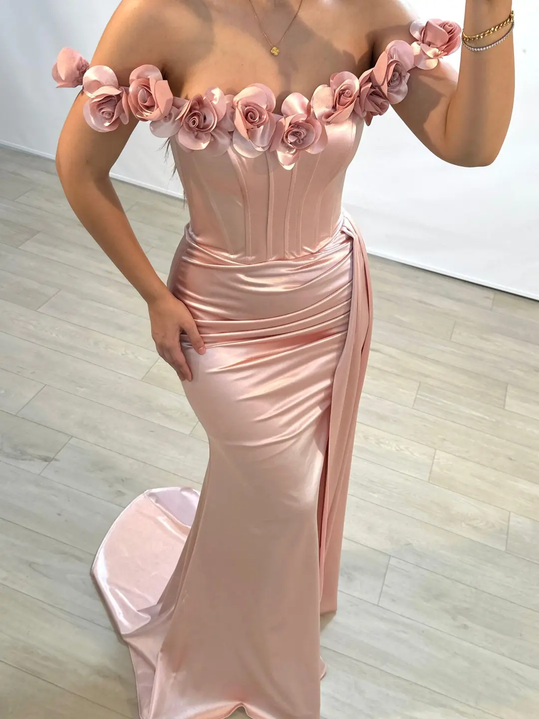 Ürün görseli: Daisy Çiçek Detaylı Saten Korseli Pudra Pembe Balık Model Abiye Elbise