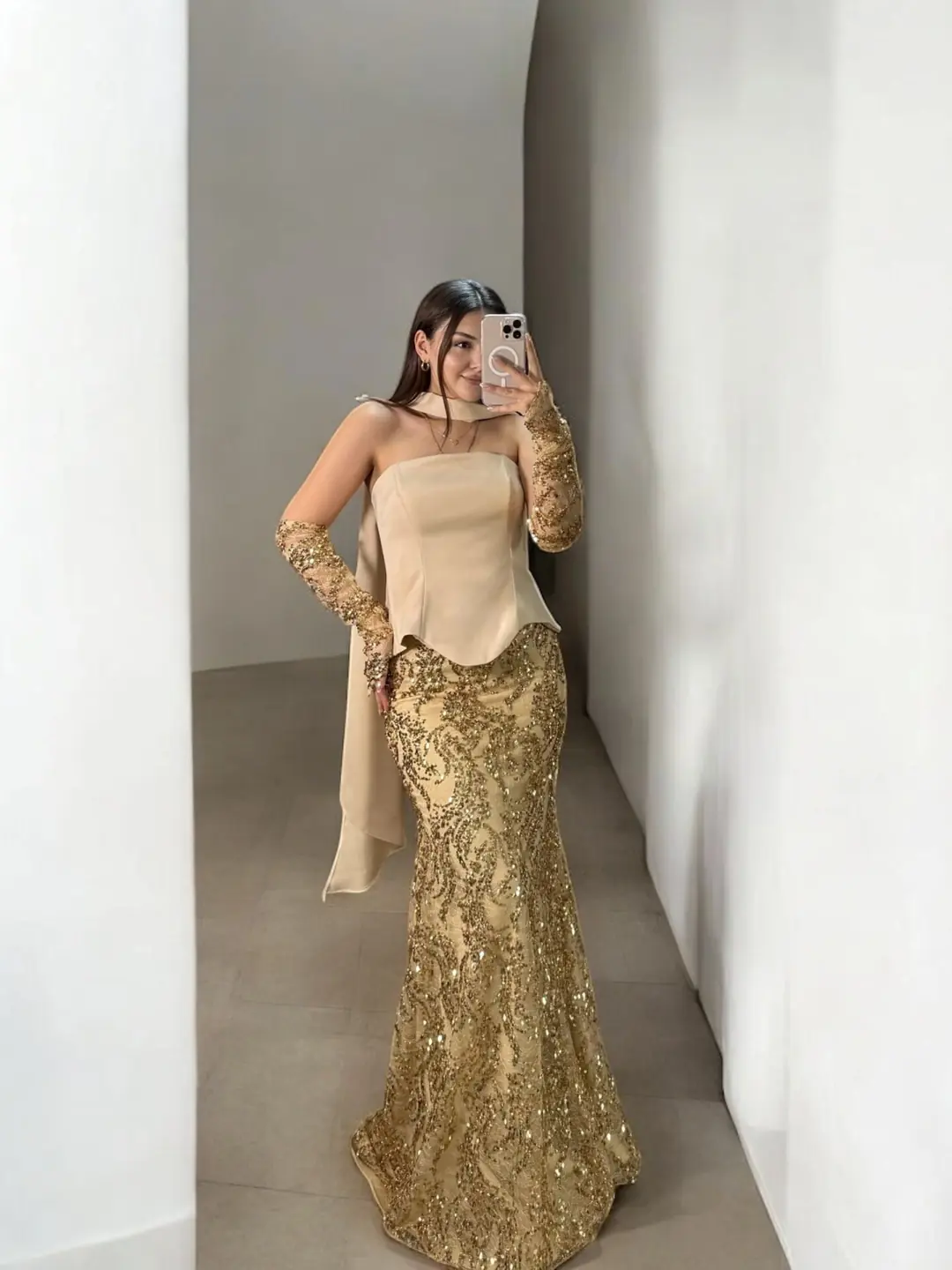 Ürün görseli: İrina Fular Ve Eldiven Detaylı Dantel Üzeri Payet İşlemeli Korseli Gold Abiye Elbise