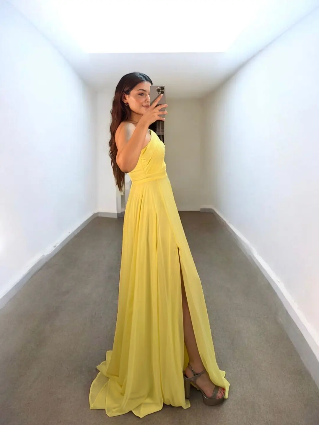 Alya Gold Tokalı Şifon Yırtmaçlı Butter Yellow Abiye Elbise