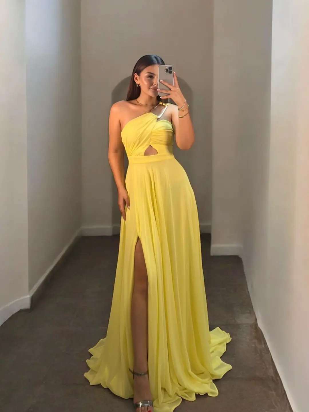Ürün görseli: Alya Gold Tokalı Şifon Yırtmaçlı Butter Yellow Abiye Elbise