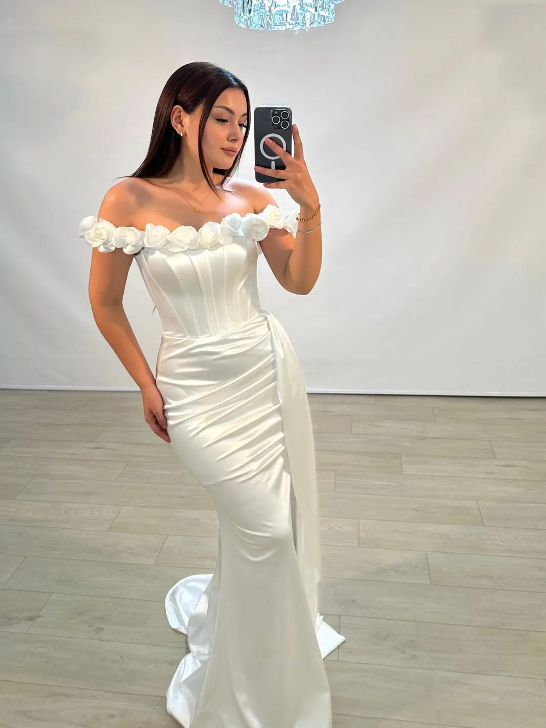 Daisy Çiçek Detaylı Saten Korseli Beyaz Balık Model Abiye Elbise