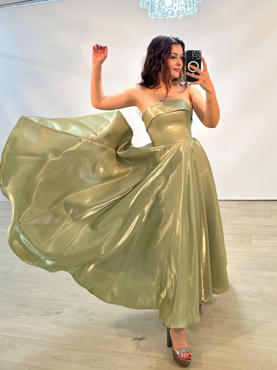 Stella Hologram Saten Straplez Fıstık Yeşili Renk Abiye Elbise