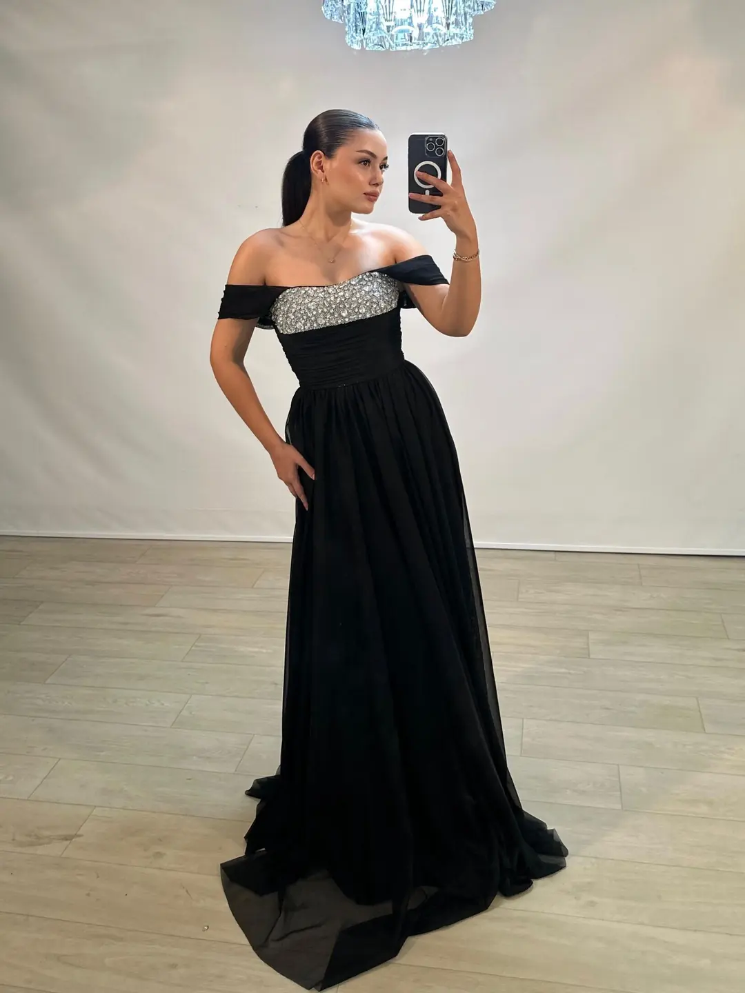 Ürün görseli: Glorya Göğsü Taş İşlemeli Şifon Kumaşlı Yırtmaçlı Siyah Abiye Elbise