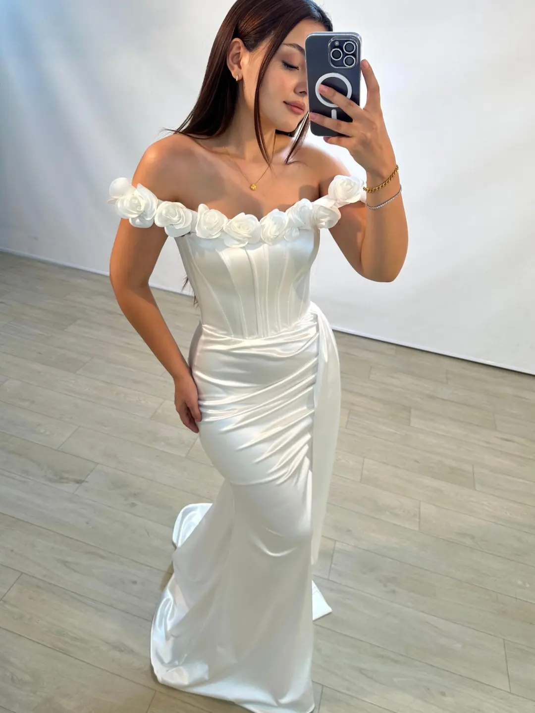 Daisy Çiçek Detaylı Saten Korseli Beyaz Balık Model Abiye Elbise