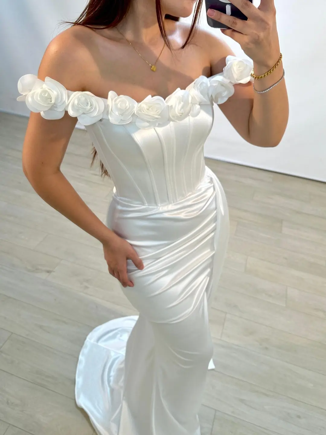 Daisy Çiçek Detaylı Saten Korseli Beyaz Balık Model Abiye Elbise
