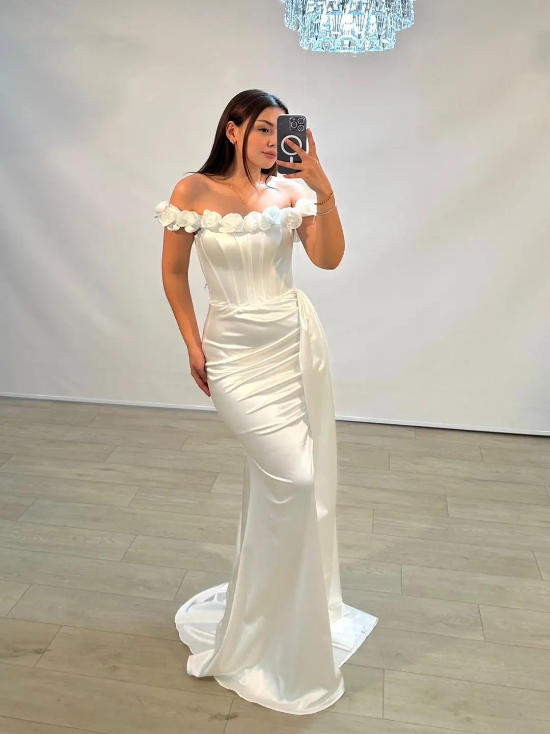 Daisy Çiçek Detaylı Saten Korseli Beyaz Balık Model Abiye Elbise