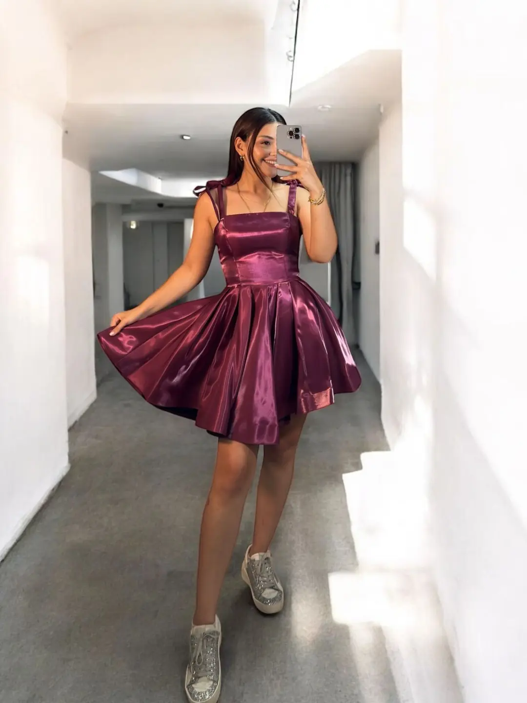 Ürün görseli: Candy Kısa Hologram Saten Bordo Abiye Elbise