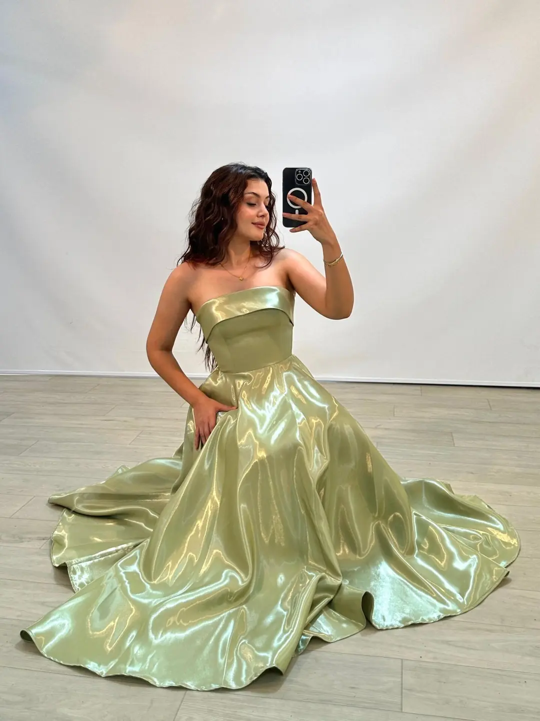 Ürün görseli: Stella Hologram Saten Straplez Fıstık Yeşili Renk Abiye Elbise